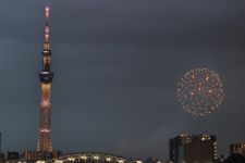 Tampak kembang api di langit Tokyo, Jepang. (KARAKSA MEDIA PARTNER)