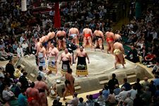 Pesumo jepang atau rikishi bersiap bertanding sumo. 