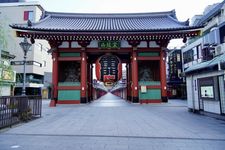 Gerbang Kaminarimon di Kuil Sensoji, Asakusa, Tokyo, Jepang. (KARAKSA MEDIA PARTNER)