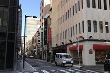 Jalan perbelanjaan di Ginza tanpa trotoar, Kenban-dori St. (GINZA INFORMATION MANAGEMENT (GIM) VIA MEQQE BOOK)