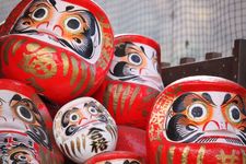 Boneka daruma di Jepang dianggap sebagai jimat keberuntungan. (KARAKSA MEDIA PARTNER)