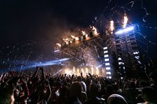 Ilustrasi penonton festival musik. 