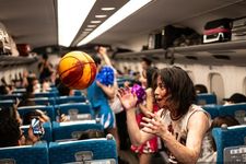 Aktor berperan sebagai zombi menakuti penumpang shinkansen dari Tokyo ke Osaka dalam rangka menyambut Halloween, (19/10/2024). (AFP/PHILIP FONG)