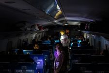 Aktor berperan sebagai zombi menakuti penumpang shinkansen dari Tokyo ke Osaka dalam rangka menyambut Halloween, (19/10/2024). (AFP/PHILIP FONG)