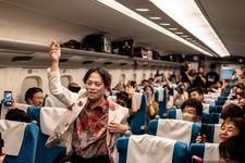 Aktor berperan sebagai zombi menakuti penumpang shinkansen dari Tokyo ke Osaka dalam rangka menyambut Halloween, (19/10/2024). (AFP/PHILIP FONG)