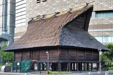 Bangunan beratap jerami di area kantor NHK, Osaka, Jepang.