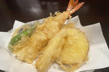 Tempura udang dan sayuran wajib dimakan di Tokyo, Jepang.