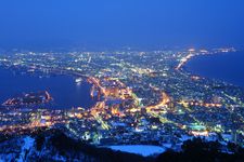 Pemandangan Kota Hakodate pada malam hari dari puncak Gunung Hakodate, Hokkaido, Jepang.