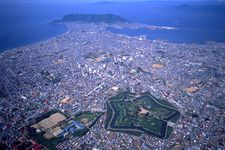 Pemandangan Kota Hakodate pada siang hari dari puncak Gunung Hakodate, Hokkaido, Jepang.