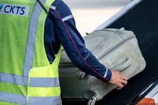 Seorang staf memindahkan bagasi ke dalam pesawat Cathay Pacific untuk keberangkatan di Bandara Internasional Kansai, Prefektur Osaka. Bandara Internasional Kansai di Jepang mengklaim tidak pernah kehilangan bagasi selama 30 tahun beroperasi. (Jepang - 3/9/2024)