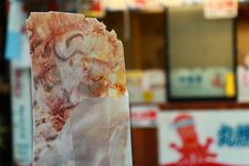 Enoshima tako senbei khas Prefektur Kanagawa terbuat dari gurita utuh yang ditekan dan dipanggang.