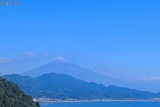 Tangkapan layar ini diambil dari siaran video langsung yang disiarkan oleh Pemerintah Kota Shizuoka pada 6 November 2024 yang memperlihatkan Gunung Fuji (belakang kiri) dengan lapisan salju di puncaknya, terlihat dari sisi Kota Shizuoka di gunung tersebut. Salju akhirnya turun di Gunung Fuji, foto-foto yang dibagikan oleh pemerintah daerah dan penduduk setempat menunjukkan pada 6 November 2024, setelah gunung Jepang itu mengalami masa terlama dengan lereng yang gundul.