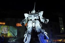 Patung Gundam raksasa RX-0 Unicorn Gundam dari anime Mobile Suit Gundam UC setinggi 19,7 meter yang dipamerkan di pusat perbelanjaan DiverCity Tokyo pada 24 September 2017. (Ket: Ini bukan Gundam yang dipamerkan di Kansai)