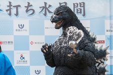 Godzilla memercikkan air ke tanah sebagai bagian dari acara untuk membawa kesejukan ke distrik hiburan dan bisnis Hibiya di Tokyo pada 22 Juli 2024. (Foto ini hanya untuk ilustrasi, tidak ada hubungannya dengan JFF)