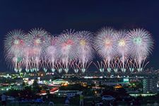 Nagaoka Festival Grand Fireworks dilaksanakan setiap Agustus di Prefektur Niigata.