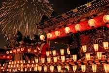 Kendaraan hias dengan lentera pada festival di Chichibu, Prefektur Saitama, Jepang.