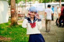 Ilustrasi cosplayer mengenakan seragam sekolah Jepang. 
