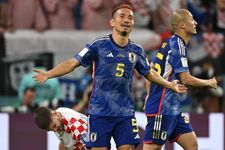 Bek Jepang #05 Yuto Nagatomo (tengah) bereaksi setelah penyerang Kroasia #09 Andrej Kramaric terjatuh di lapangan selama pertandingan babak 16 besar Piala Dunia Qatar 2022 antara Jepang dan Kroasia di Stadion Al-Janoub di Al-Wakrah, selatan Doha pada 5 Desember 2022.