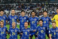 (Atas dari kiri ke kanan) Bek Jepang #16 Takehiro Tomiyasu, Bek Jepang #22 Maya Yoshida, Bek Jepang #03 Shogo Taniguchi, Gelandang Jepang #13 Hidemasa Morita, Gelandang Jepang #06 Wataru Endo, Kiper Jepang #12 Shuichi Gonda, (bawah dari kiri ke kanan) Gelandang Jepang #14 Junya Ito, Penyerang Jepang #25 Daizen Maeda, Bek Jepang #05 Yuto Nagatomo, Gelandang Jepang #15 Daichi Kamada, dan Gelandang Jepang #08 Ritsu Doan berpose untuk foto bersama selama pertandingan sepak bola babak 16 besar Piala Dunia Qatar 2022 antara Jepang dan Kroasia di Stadion Al-Janoub di Al-Wakrah, selatan Doha pada 5 Desember 2022.