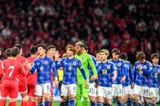 Pemain Jepang (kanan) berjabat tangan dengan pemain Korea Utara setelah kemenangan mereka dalam pertandingan kualifikasi Piala Dunia 2026 antara Jepang dan Korea Utara di Stadion Nasional Tokyo pada 21 Maret 2024.