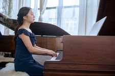 Ilustrasi perempuan memainkan piano bersuara indah. 