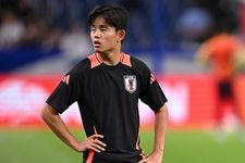 Gelandang Jepang Kubo Takefusa melakukan pemanasan sebelum dimulainya pertandingan sepak bola babak ketiga kualifikasi Piala Dunia 2026 antara Jepang dan China di Stadion Saitama di Saitama, utara Tokyo, pada 5 September 2024.