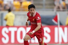 Gelandang Liverpool Wataru Endo mengontrol bola selama pertandingan sepak bola persahabatan pramusim antara Liverpool dan Real Betis di Stadion Acrisure, Pittsburgh, Pennsylvania, pada 26 Juli 2024.