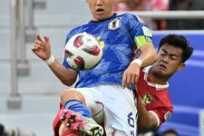 Bek Indonesia Pratama Arhan berebut bola dengan gelandang Jepang Wataru Endo selama pertandingan sepak bola Grup D Piala Asia AFC Qatar 2023 antara Jepang dan Indonesia di Stadion al-Thumama di Doha pada 24 Januari 2024.