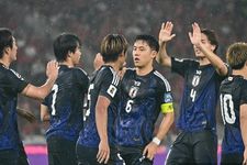 Pemain Jepang Koki Ogawa (kiri) merayakan gol pertama timnya bersama rekan setimnya dalam pertandingan kualifikasi Piala Dunia 2026 Grup C Asia antara Indonesia dan Jepang di Stadion Utama Gelora Bung Karno, Jakarta, pada 15 November 2024.