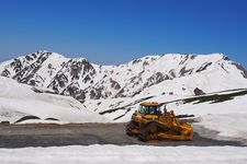 Tateyama Kurobe Alpine Route dipenuhi salju di Prefektur Toyama, Jepang. 