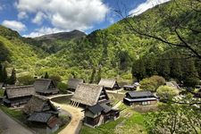 Rumah beratap jerami di Desa Gokayama Gassho-zukuri, situs Warisan Dunia UNESCO di Prefektur Toyama, Jepang.