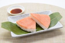 Masu sushi atau sushi tekan khas Prefektur Toyama, terbuat dari nasi dan ikan trout yang dibungkus daun bambu lalu ditekan.