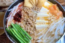 Nabe alias hotpot ala Jepang yang berisi berbagai bahan makanan bergizi untuk disantap saat cuaca dingin.