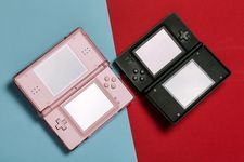 Nintendo DS, gim konsol lipat yang pertama kali rilis pada 21 November 2004. 