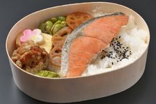 Bento halal nasi salmon dijual di Kyoto, Jepang.