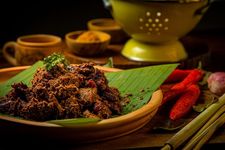 Rendang sapi khas Minang yang kaya rempah. 