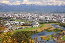 Pemandangan pusat kota dari Observatorium Arashiyama, Kota Asahikawa, Hokkaido, Jepang.