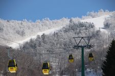 Kereta gantung di resor ski, Hokkaido, Jepang.