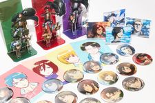 Merchandise Attack On Titan seperti pin, kartu, blok akrilik, sampai standing figure akrilik yang dijual mulai dari Rp 60.000-an.