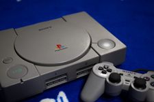 Konsol dan kontroler PlayStation 1 di Vraiville, Prancis utara, pada 20 November 2024. Pada 3 Desember 1994, PlayStation dirilis di Jepang yang menjadi langkah pertama Sony ke pasar video game yang saat itu didominasi oleh Sega dan Nintendo. Sebuah kesuksesan global, terutama dengan audiens yang lebih dewasa, yang telah mendorong produsen Jepang tersebut ke peringkat pemain utama di sektor tersebut.