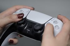 Seorang karyawan PlayStation mendemonstrasikan cara menggunakan konsol PlayStation 5 Pro di gedung kantor pusat Sony di pusat kota Tokyo pada 27 November 2024. Tanggal 3 Desember 2024 akan menandai peringatan 30 tahun peluncuran pertama Sony PlayStation di Jepang, yang mengubah dunia permainan video.