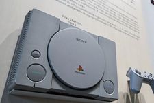 Sebuah PlayStation asli terlihat di pajangan berbagai memorabilia di lobi gedung kantor pusat Sony di pusat kota Tokyo pada 27 November 2024.