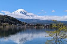 Pemandangan Gunung Fuji dari Danau Kawaguchi, wisata alam ikonik di Prefektur Yamanashi, Jepang.