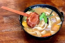 Hoto khas Yamanashi berupa mi tebal dan pipih yang disajikan dalam sup miso dengan sayuran seperti labu.