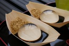 Shingen mochi terbuat dari kue beras lembut yang diberi bubuk kedelai (kinako) dan sirup gula hitam (kuromitsu).