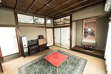 Bagian dalam rumah tradisional Jepang lengkap dengan lantai tatami dan pintu geser kertas.