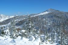 Gunung berselimut salju di Sapporo, Hokkaido, Jepang.