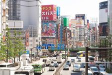 Deretan gedung pencakar langit terlihat dari jalan utama Stasiun Shinjuku pintu keluar timur.