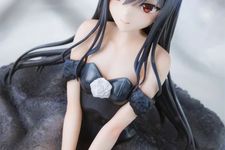 Action figure Kuroyukihime dari anime Accel World yang memakai gaun pengantin hitam transparan.