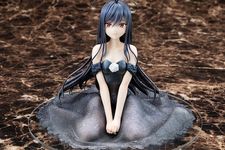 Action figure Kuroyukihime dari anime Accel World yang memakai gaun pengantin hitam transparan.